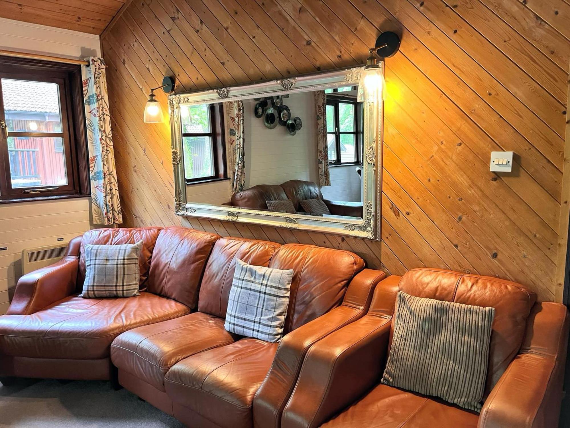 Goldcrest 3-Hot Tub-Woodland Lodges-Carmarthenshire-Tenby Luaran gambar