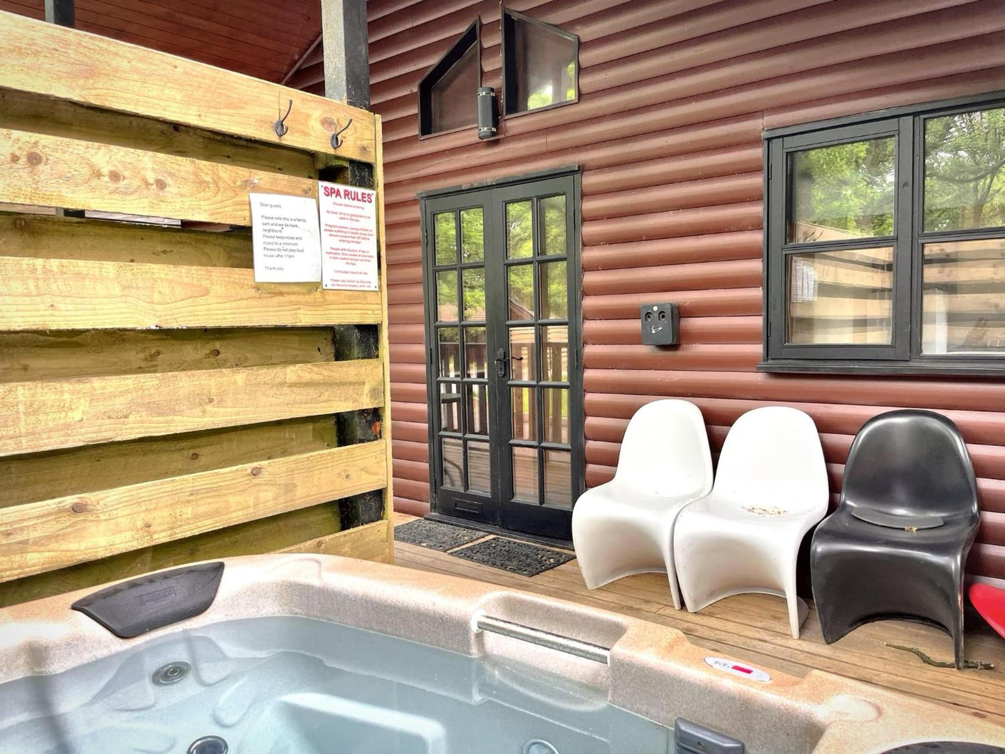 Goldcrest 3-Hot Tub-Woodland Lodges-Carmarthenshire-Tenby Luaran gambar